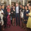 Le prince Harry bien entouré lors du sommet "Queen's Young Global leaders" à Buckingham Palace à Londres, le 9 juillet 2014.