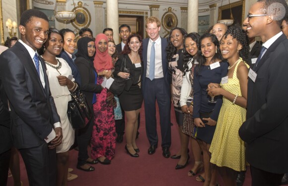 Le prince Harry bien entouré lors du sommet "Queen's Young Global leaders" à Buckingham Palace à Londres, le 9 juillet 2014.