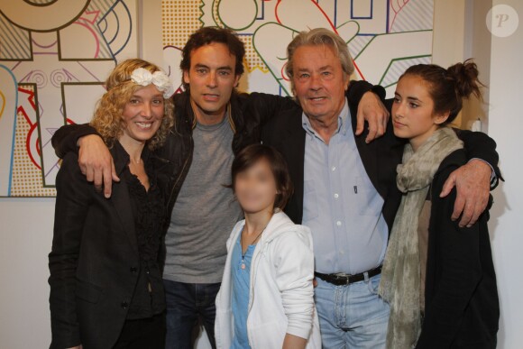 Exclusif - Valeria Attinelli, Anthony Delon, ses deux filles Liv et Lou, son père Alain Delon, lors du vernissage de l'exposition Princess' Tour à Paris le 22 mai 2012