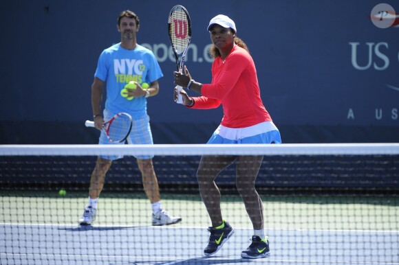Serena Williams à l'entraînement sour l'oeil de Patrick Mouratoglou à l'USTA Billie Jean King National Tennis Center de New York le 30 août 2012