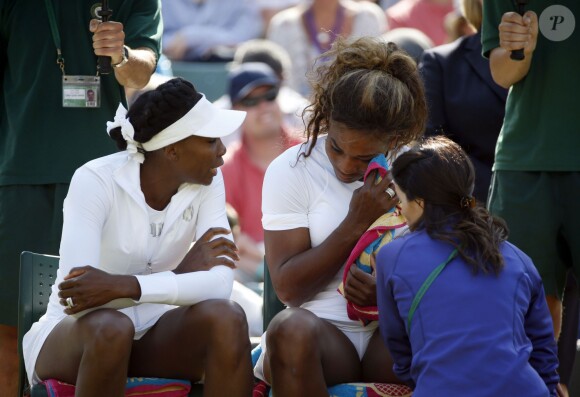Serena Williams, victime d'un malaise lors du double avec sa soeur Venus à Wimbledon, le 1er juillet 2014 au All England Lawn Tennis and Croquet Club de Londres