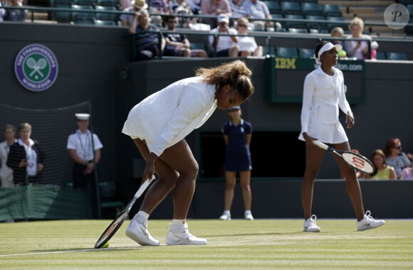 Serena Williams, victime d'un malaise lors du double avec sa soeur Venus à Wimbledon, le 1er juillet 2014 au All England Lawn Tennis and Croquet Club de Londres