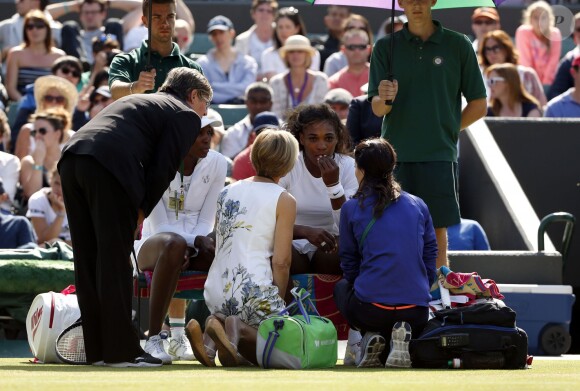 Serena Williams, victime d'un malaise lors du double avec sa soeur Venus à Wimbledon, le 1er juillet 2014 au All England Lawn Tennis and Croquet Club de Londres