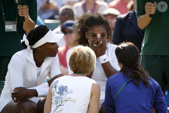Serena Williams, victime d'un malaise lors du double avec sa soeur Venus à Wimbledon, le 1er juillet 2014 au All England Lawn Tennis and Croquet Club de Londres