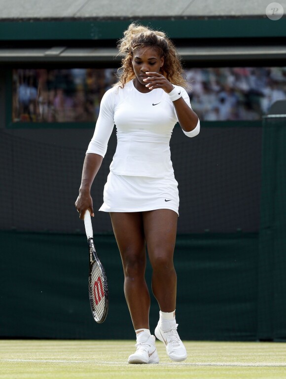Serena Williams, victime d'un malaise lors du double avec sa soeur Venus à Wimbledon, le 1er juillet 2014 au All England Lawn Tennis and Croquet Club de Londres