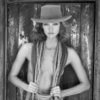 Karlie Kloss : Un "Kowboy" topless et stylé à la ferme
