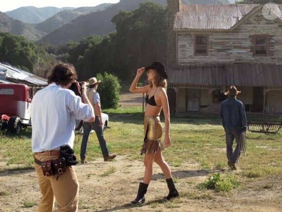 Le top model Karlie Kloss dans les coulisses du tournage de la vidéo Kowboy Karlie, pour Tamara Mellon.