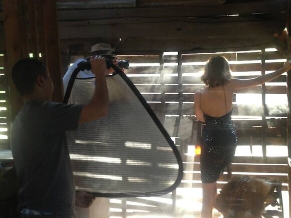 Karlie Kloss dans les coulisses du tournage de Kowboy Karlie pour Tamara Mellon.