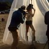 Karlie Kloss en plein tournage de la vidéo Kowboy Karlie pour Tamara Mellon.
