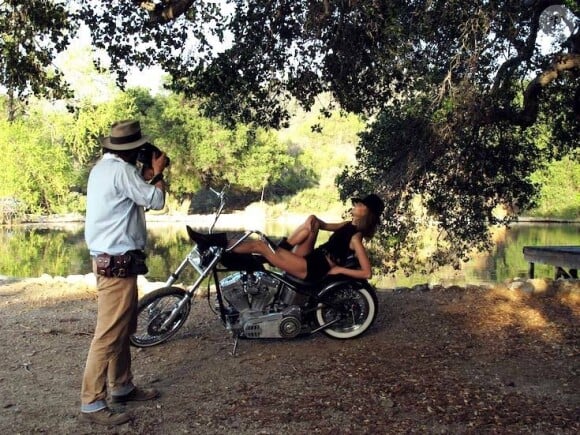 Karlie Kloss dans les coulisses du tournage de la vidéo Kowboy Karlie, pour Tamara Mellon.