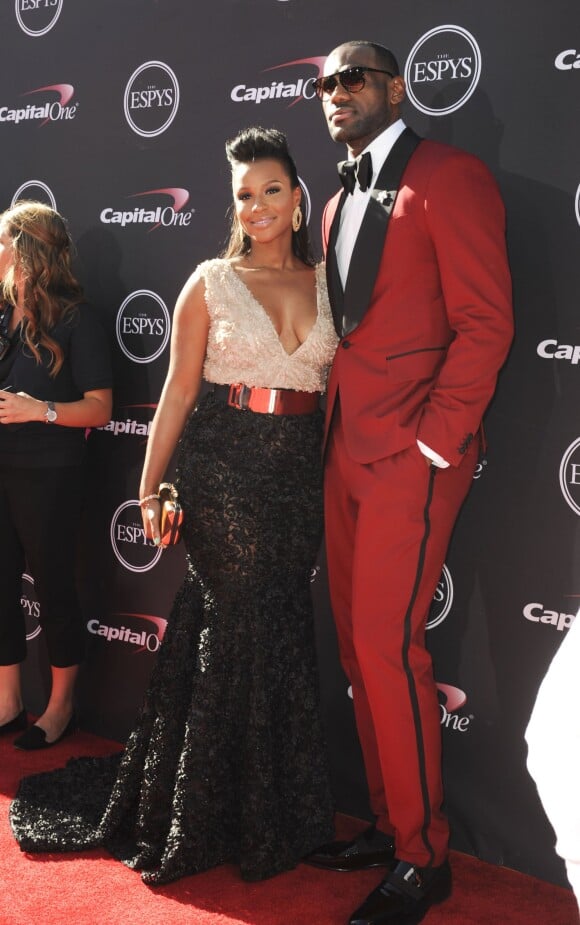 LeBron James et sa compagne Savannah aux ESPY Awards en juillet 2013 à Los Angeles. LeBron James a annoncé le 11 juillet 2014 dans Sports Illustrated son retour chez les Cleveland Cavaliers, quatre ans après son départ pour le Heat de Miami, mais aussi la naissance prochaine de leur troisième enfant - leur première fille.
