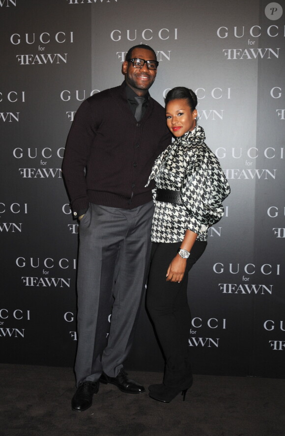 LeBron James et sa compagne Savannah lors d'une soirée Gucci à New York en septembre 2009. LeBron James a annoncé le 11 juillet 2014 dans Sports Illustrated son retour chez les Cleveland Cavaliers, quatre ans après son départ pour le Heat de Miami, mais aussi la naissance prochaine de leur troisième enfant - leur première fille.