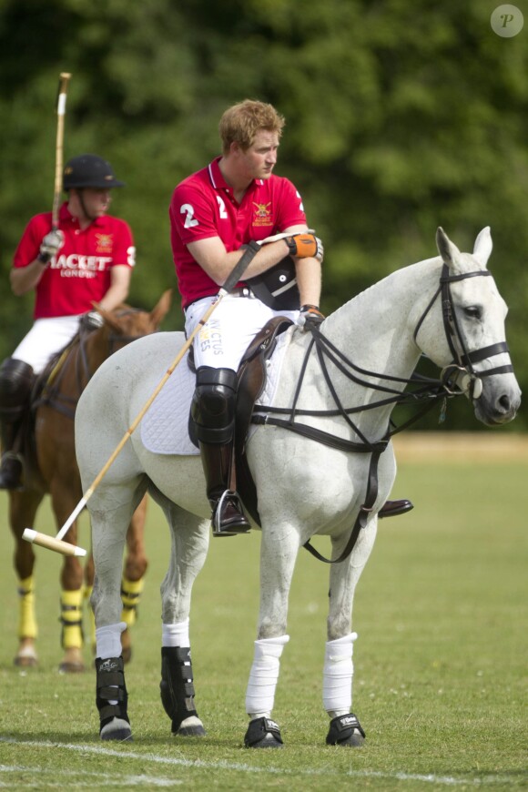 Le prince Harry disputait le 12 juillet 2014 la Hackett Rundle Cup de polo dans le Wiltshire.