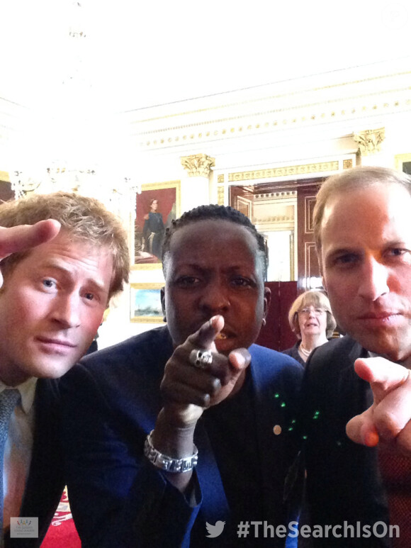 Le prince Harry et le prince William dans le premier selfie réalisé à Buckingham Palace, le 10 juillet 2014