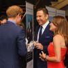 Le prince Harry avec David Walliams et Natalie Pinkham, maîtres de cérémonie du dîner des Responsible Business Awards le 8 juillet 2014 à Londres