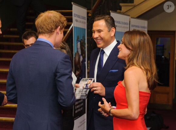 Le prince Harry avec David Walliams et Natalie Pinkham, maîtres de cérémonie du dîner des Responsible Business Awards le 8 juillet 2014 à Londres
