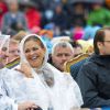 La princesse Madeleine et Chris O'Neill ont tenté de prendre la météo avec le sourire. La famille royale de Suède s'est rassemblée le 14 juillet 2014 pour le traditionnel gala organisé à Borgholm, sur l'île d'Öland, pour l'anniversaire de la princesse Victoria, qui a eu 37 ans. La pluie s'est invitée, ce qui n'a pas contrarié la bonne humeur du prince Daniel, de la princesse Madeleine de Suède et Chris O'Neill ou encore du prince Carl Philip et Sofia Hellqvist...