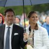 La famille royale de Suède s'est rassemblée le 14 juillet 2014 pour le traditionnel gala organisé à Borgholm, sur l'île d'Öland, pour l'anniversaire de la princesse Victoria, qui a eu 37 ans. La pluie s'est invitée, ce qui n'a pas contrarié la bonne humeur du prince Daniel, de la princesse Madeleine de Suède et Chris O'Neill ou encore du prince Carl Philip et Sofia Hellqvist...