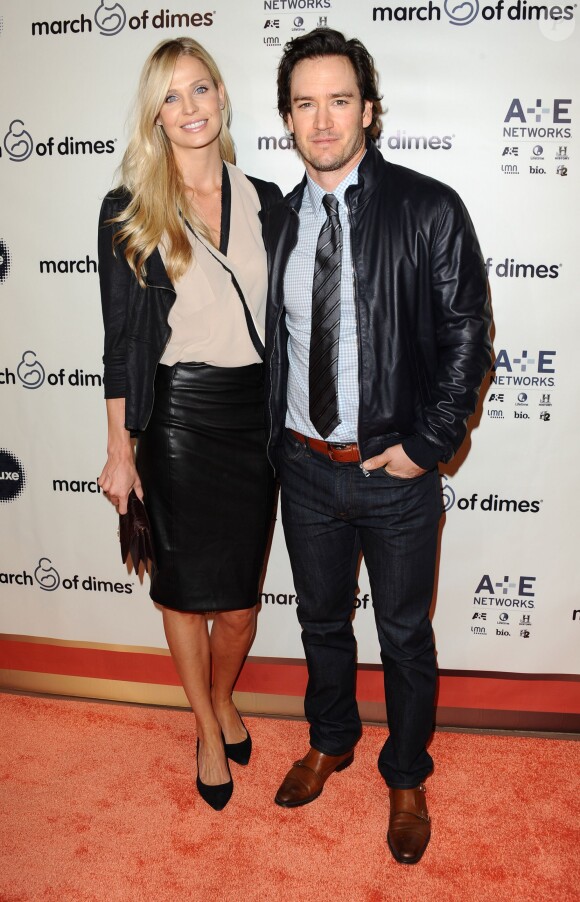 Mark-Paul Gosselaar et Catrionna McGinn à Beverly Hills en 2013.
