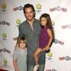 Mark-Paul Gosselaar et ses enfants à Los Angeles en 2010.