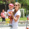 Elizabeth Berkley joue avec son fils Sky au "Coldwater Canyon Park" à Beverly Hills, le 27 juin 2014.
