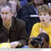 John McEnroe et son fils Kevin lors d'un match entre les Lakers de Los Angeles et les Mavericks de Dallas, au Staples Center de Los Angeles, le 19 mars 2002