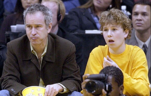 John McEnroe et son fils Kevin lors d'un match entre les Lakers de Los Angeles et les Mavericks de Dallas, au Staples Center de Los Angeles, le 19 mars 2002