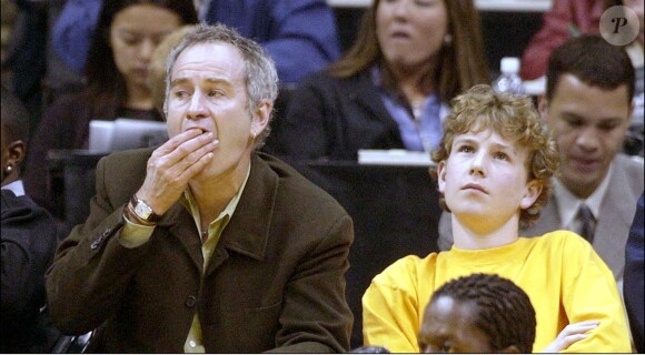 John McEnroe et son fils Kevin lors d'un match entre les Lakers de Los Angeles et les Mavericks de Dallas, au Staples Center de Los Angeles, le 19 mars 2002