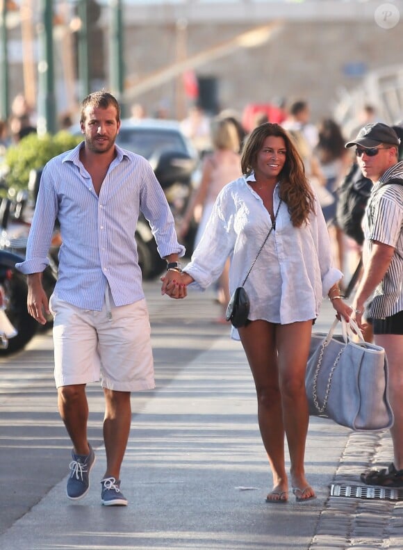 Rafael van der Vaart et sa petite amie Sabia Engizek rentrent de leur après-midi sur la plage de Pampelonne et se promènent sur le port à Saint-Tropez, le 15 juillet 2014.