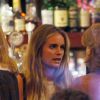 Cressida Bonas dans un pub de Londres le 15 juillet 2014 après sa représentation de There's a monster in the lake, pièce dans laquelle elle incarne un loup, au théâtre Rosemary Branch.