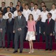 Le roi Felipe VI et la reine Letizia d'Espagne ont reçu les cinquante participants de la 9e édition du programme Bourses Europa de l'université Francisco de Vitoria le 17 juillet 2014 au palais de la Zarzuela à Madrid.