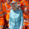 La reine Elizabeth II a posé avec les ouvriers lors de la réouverture officielle de la gare de Reading après des travaux de rénovation, le 17 juillet 2014. Un tableau fort en contraste.