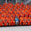 La reine Elizabeth II a posé avec les ouvriers lors de la réouverture officielle de la gare de Reading après des travaux de rénovation, le 17 juillet 2014. Un tableau fort en contraste.