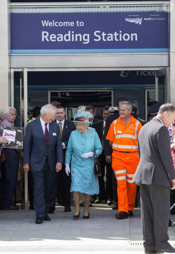 Elizabeth II a posé avec les ouvriers lors de la réouverture officielle de la gare de Reading après des travaux de rénovation, le 17 juillet 2014. Un tableau fort en contraste.