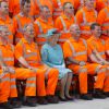 La reine Elizabeth II a posé avec les ouvriers lors de la réouverture officielle de la gare de Reading après des travaux de rénovation, le 17 juillet 2014. Un tableau fort en contraste.