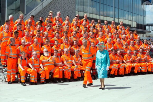 La reine Elizabeth II à Reading le 17 juillet 2014 pour l'inauguration de la gare, réouverte après des travaux de rénovation.