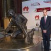 Le pricne William dévoilait le 19 juillet 2014 à la Maison de l'Australie à Londres une statue en hommage au capitaine Matthew Flinders, premier cartographe à avoir fait le tour de l'Australie en bateau et l'avoir ainsi identifiée comme étant un continent.