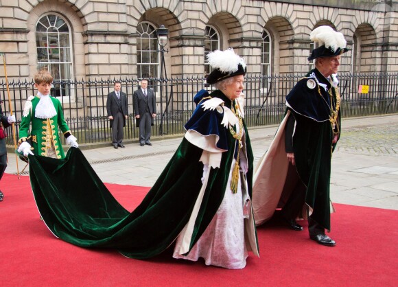 La reine Elizabeth II et la famille royale lors des cérémonies de l'ordre du chardon à Edimbourg le 3 juillet 2014