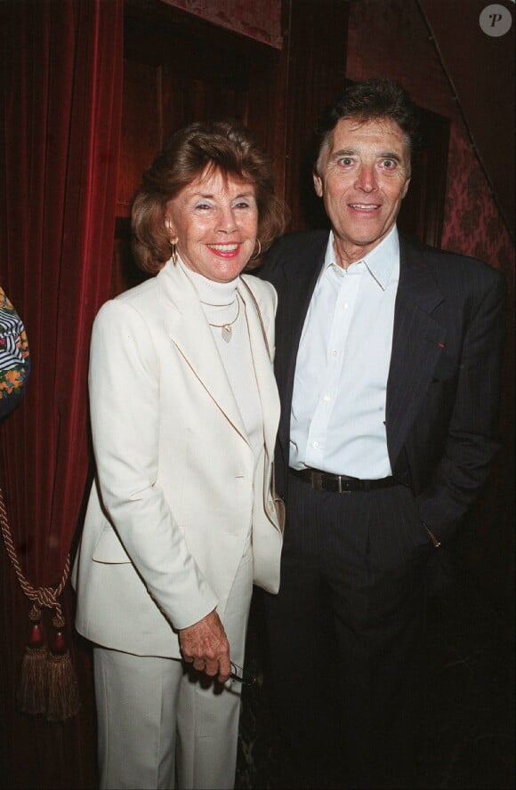 Sacha Distel et Francine chez Castel à Paris, le 7 mai 2003.