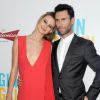 Behati Prinsloo et son fiancé Adam Levine lors de la première du film "Begin again" à New York, le 25 juin 2014.
