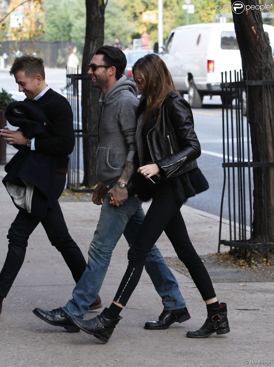 Adam Levine et sa fiancee Behati Prinsloo dans les rues de New York. Le 15 novembre 2013