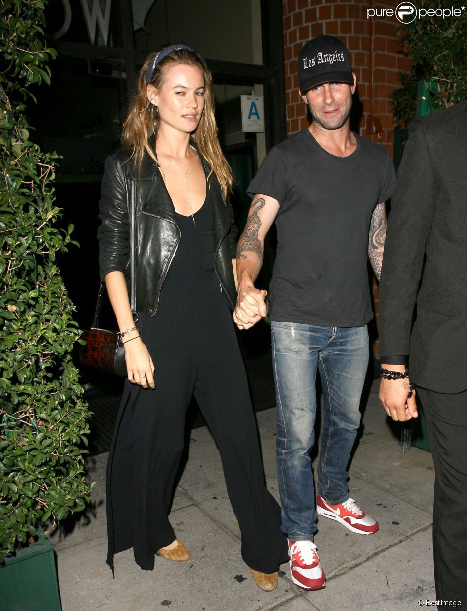 Adam Levine et Behati Prinsloo quittent un restaurant à Beverly Hills
