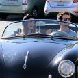 Adam Levine se balade en voiture avec sa petite amie Behati Prinsloo a Los Angeles, le 23 novembre 2012