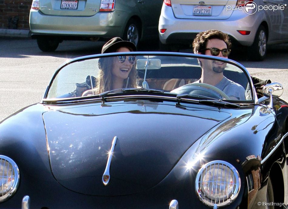 Adam Levine se balade en voiture avec sa petite amie Behati Prinsloo a Los Angeles, le 23 novembre 2012