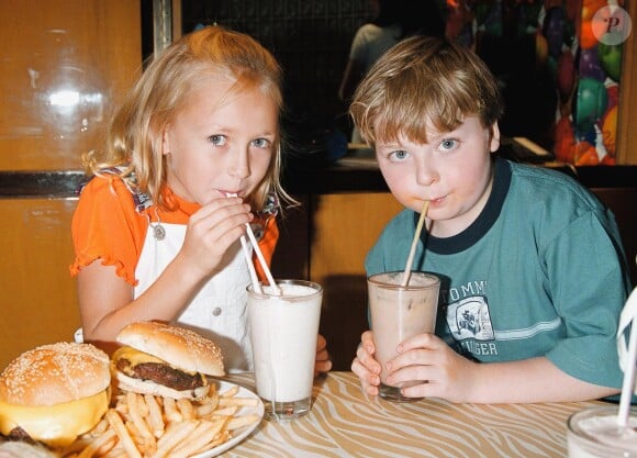 Skye McCole Bartusiak et Spencer Breslin (frère d'Abigail) au Planet Hollywood de New York le 6 juillet 2000.