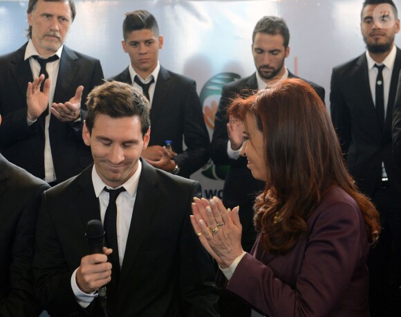La présidente de l'Argentine Cristina Kirchner et Lionel Messi lors d'une réception en l'honneur de l'équipe d'Argentine après sa défaite en finale du mondial brésilien, le 14 juillet 2014 à Buenos Aires