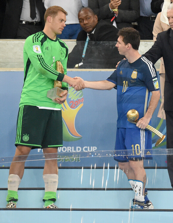 Manuel Neuer et Lionel Messi après la victoire de l'Allemagne en finale de la Coupe du monde, le 13 juillet 2014 au stade Maracana de Rio de Janeiro