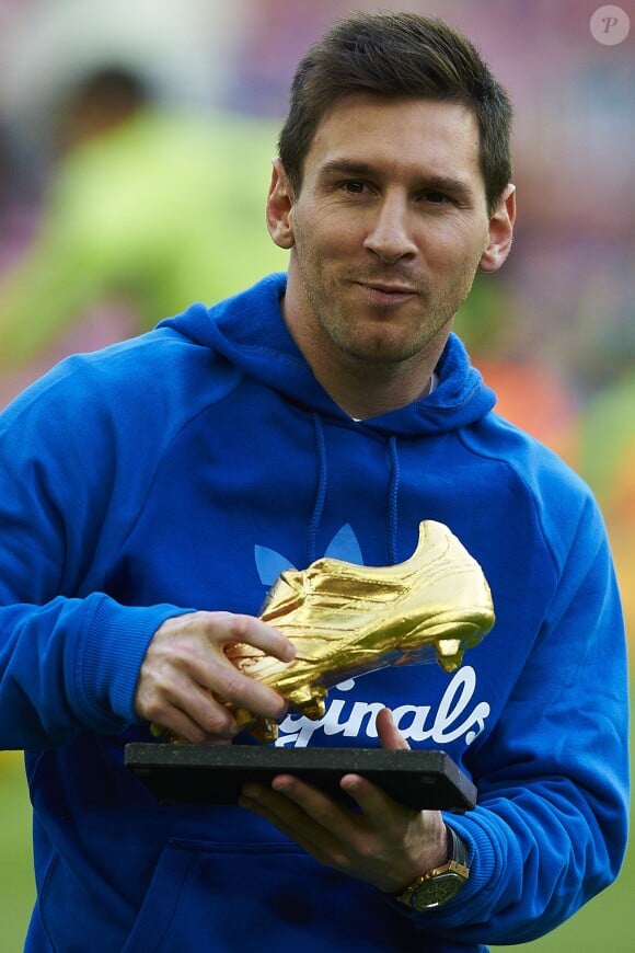 Lionel Messi après avoir réceptionné le trophée La Bota de Oro avant le match entre le FC Barcelone et Grenade au Camp Nou de Barcelone, le 23 novembre 2013