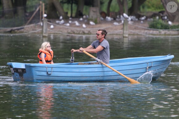 Gavin Rossdale dans une barque avec son fils Zuma à Londres le 22 juillet 2014.