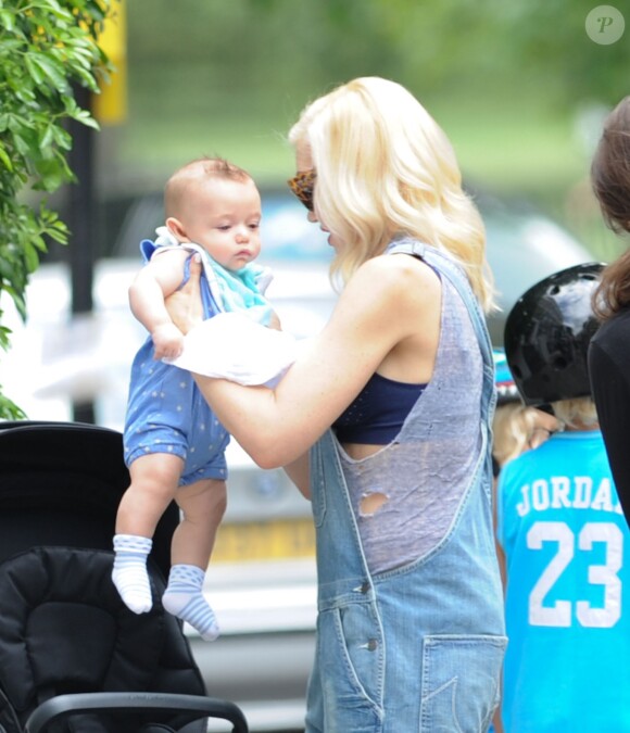 La belle Gwen Stefani avec ses enfants Kingston, Zuma et Apollo au Regent's Park de Londres le 22 juillet 2014.